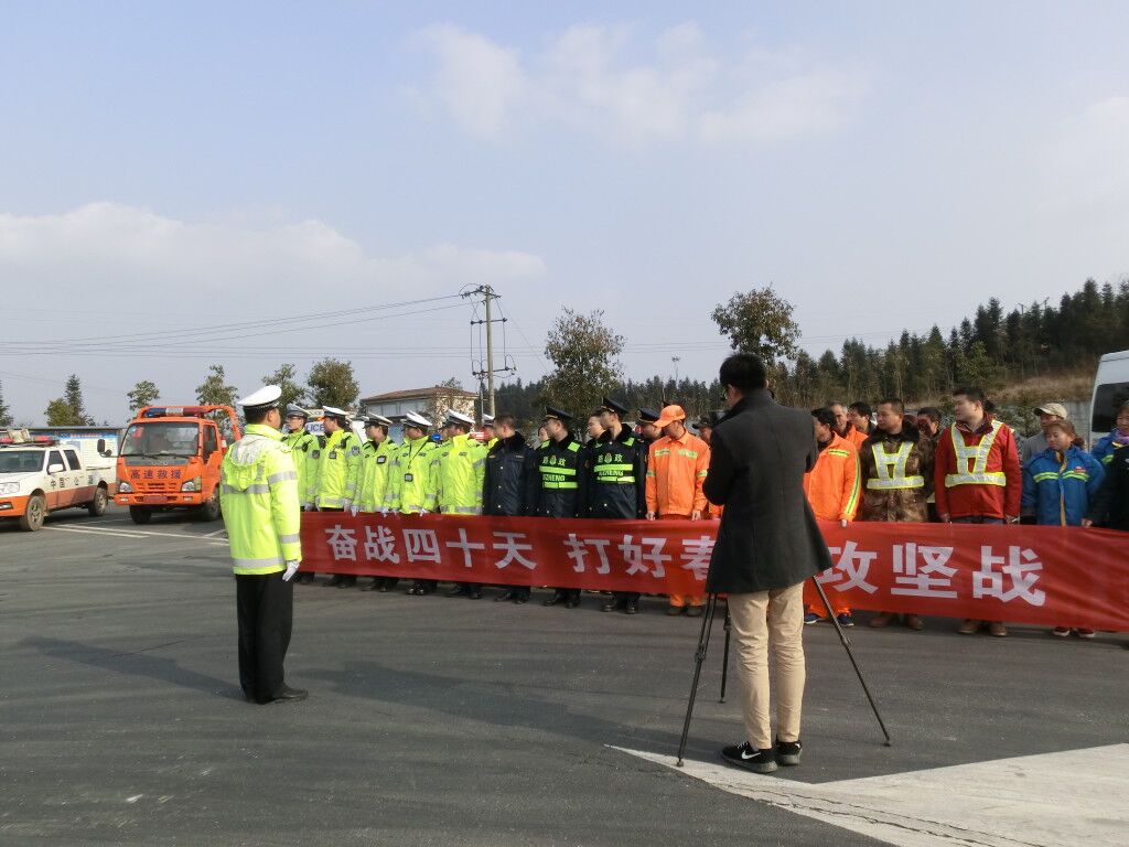 常吉高速公路养护项目部全力保障2016年春运畅通(图1) 常吉高速公路养护项目部全力保障2016年春运畅通(图1)