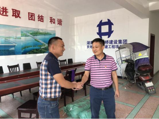 炎炎夏日送清凉 滴滴关怀暖人心(图3) 炎炎夏日送清凉 滴滴关怀暖人心(图3)