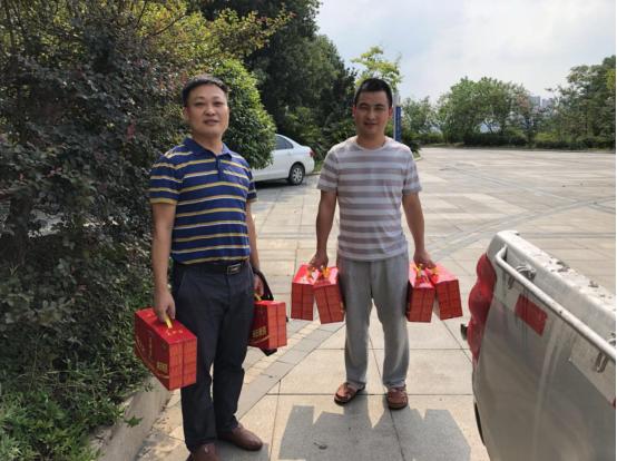 炎炎夏日送清凉 滴滴关怀暖人心(图7) 炎炎夏日送清凉 滴滴关怀暖人心(图7)