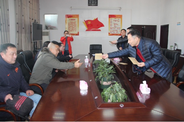 常德路桥集团开展慰问困难职工活动(图3) 常德路桥集团开展慰问困难职工活动(图3)