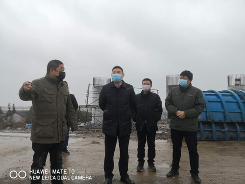 澧县县长王兆铭检查指导张公庙澧水特大桥工地工作(图1) 澧县县长王兆铭检查指导张公庙澧水特大桥工地工作(图1)